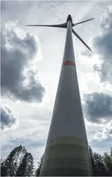  ?? FOTO: ARMIN WEIGEL / DPA ?? Um den Anteil an erneuerbar­em Strom zu erhöhen, bräuchte man im Kreis bis zum Jahr 2025 rund 130 Windräder.