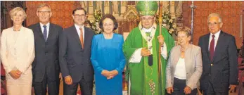  ?? FOTO: KARL STORZ ?? Gregoriuso­rden in Sarajevo an Sybill Storz verliehen (von links): Friederike Beck, Oberbürger­meister Michael Beck, Karl-Christian Storz, Sybill Storz, Vinko Kardinal Puljic, Brigitte Guhl und Ortwin Guhl.