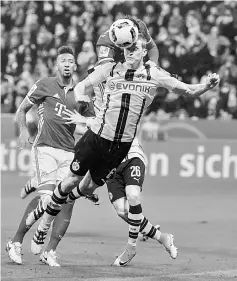  ??  ?? Dortmund’s Sven Bender (right) and Bayern Munich’s Javi Martinez vie for the ball during the German Cup DFB Pokal semifinal match in Munich. — AFP photo