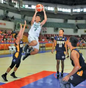  ?? E. ROSAROSO
PAUL JUN ?? Justin Jake Rosete of UV slices through USPF defenders during their CESAFI juniors basketball match yesterday at the Cebu Coliseum.