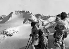  ??  ?? Con gli sci Una pattuglia in ricognizio­ne sul monte Adamello nel 1916