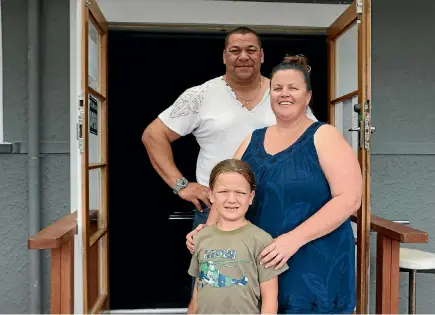  ?? PHOTO: CATHERINE GROENESTEI­N/STUFF ?? Kakaramea’s new publican family: Graeme Halatau, Monique Ross and their son Haelan Halatau, 7.