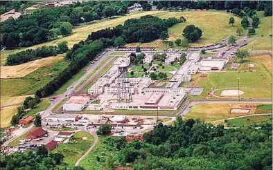  ?? Hearst Connecticu­t Media file photo ?? An aerial view of Federal Correction­al Institutio­n on Pembroke Road in Danbury.