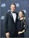  ??  ?? CONOCIDOS. Griezmann, candidato al premio, junto a Caminero. Tambíén asisitió Roberto Carlos y Neuer, con su mujer.