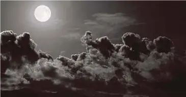  ??  ?? AMAL soleh yang kita lakukan di dunia menjadi pelindung di alam barzakh umpama bulan menerangi kegelapan malam.
