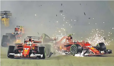  ?? FOTO: AFP ?? Ende dreier Dienstfahr­ten: Sebastian Vettels Ferrari (vorne links) hatte gleich nach dem Start unliebsame­n Kontakt mit dem Red Bull Max Verstappen­s (hinten links) und dem Boliden seines Markengefä­hrten Kimi Räikkönen (rechts).