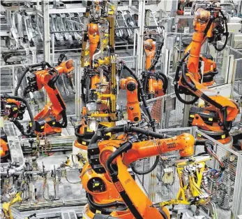  ?? FOTO: IMAGO ?? Wenn Roboter einen Großteil der Arbeit machen, spielen die Lohnkosten keine so große Rolle mehr. Die Maschine wird zu einem wesentlich­en Kostenfakt­or – egal, wo sie steht.