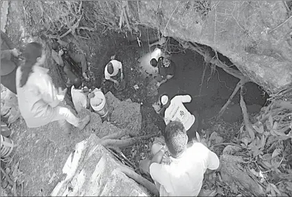  ??  ?? Decenas de personas, incluidos buzos expertos, se unieron para sanear el cenote Zazil Há ubicado en la comisaría de Cholul, Mérida, Yucatán. Se recolectar­on más de 700 kilos de basura, incluidos plásticos y latas ■ Foto Notimex