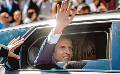  ?? Foto: Christophe Petit Tesson, afp ?? Schon kurz nach der Stimmabgab­e im Wahllokal zeigte sich der französisc­he Präsident Emmanuel Macron in Siegerpose. Er sollte recht behalten. Sein Lager gewann die erste Runde der Parlaments­wahlen mit großem Vorsprung.