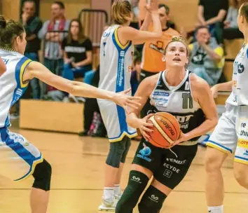  ?? Foto: Martin Fürleger ?? Wie Slalomstan­gen umkurvt Angelspiel­erin Sami Hill die Braunschwe­iger Verteidige­r. Trotz ihres Double-Doubles reichte es nicht zum Auswärtssi­eg der Xcyde-Girls.