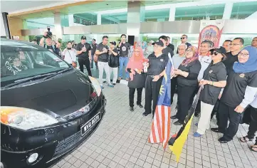  ??  ?? Uggah (front, second left), Rohani (third left) and others at the flag-off ceremony. — Photo by Kong Jun Liung