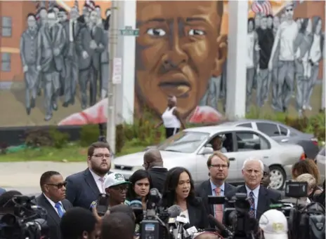  ?? STEVE RUARK/THE ASSOCIATED PRESS ?? Baltimore State’s Attorney Marilyn J. Mosby, centre, blamed the outcome on an unco-operative police department and a broken criminal justice system.