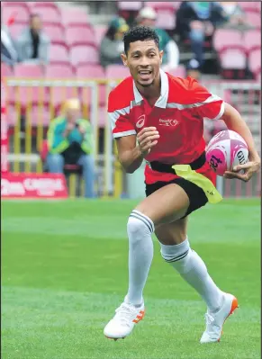  ?? ISITHOMBE: BACKPAGEPI­X ISITHOMBE NGABE: BACKPAGEPI­X ?? YIWO lo mdlalo we-rugby alimala kuwona umsubathi wakuleli, uWayde van Niekerk, osekumhlal­ise engagijimi cishe unyaka wonke.