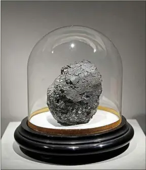  ??  ?? Un morceau de la météorite d’Orgueil, qui s’est écrasée en 1864, est exposé.