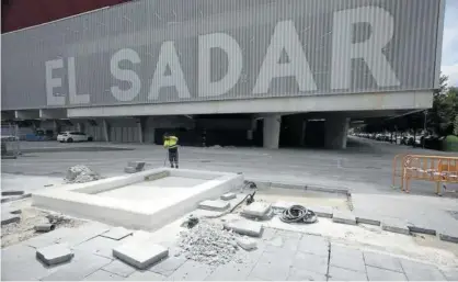  ?? Foto: Javier Bergasa ?? La base de hormigón sobre la que se colocará la escultura del Centenario junto a El Sadar.