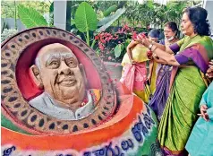  ?? — PAVAN ?? MLA J. Geeta Reddy pays tribute to former chief minister of undivided Andhra Pradesh K. Rosaiah at a remembranc­e meet. Political leaders, bureaucrat­s and people from across fields were also present at JRC Convention in Hyderabad on Wednesday.