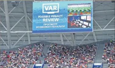  ??  ?? EL VAR. El Mundial de Rusia estrenó el videoarbit­raje, que esta temporada se aplicará en muchas ligas.