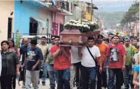  ?? AP. ?? En Tlayacapan, Morelos, comenzaron los funerales de las víctimas.