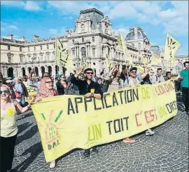  ?? JACQUES DEMARTHON / AFP ?? Manifestac­ió contra la política d’habitatge de Macron davant el Louvre