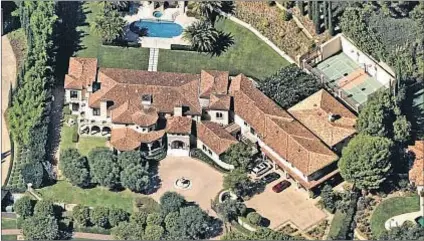  ??  ?? ACTORS SOFIA VERGARA and Joe Manganiell­o bagged the onetime home of baseball home run king Barry Bonds for $26 million. The 17,100-square-foot villa-style house sits on 1.85 acres.