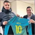  ??  ?? Feddal, con la camiseta y Achraf.