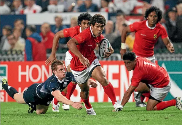  ?? PHOTO: GETTY IMAGES ?? Sione Vaiomunga makes a break for Tonga against Scotland at the IRB Sevens in Hong Kong in 2011.