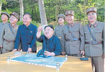  ?? Reuters ?? Kim junto con los generales norcoreano­s tras una prueba