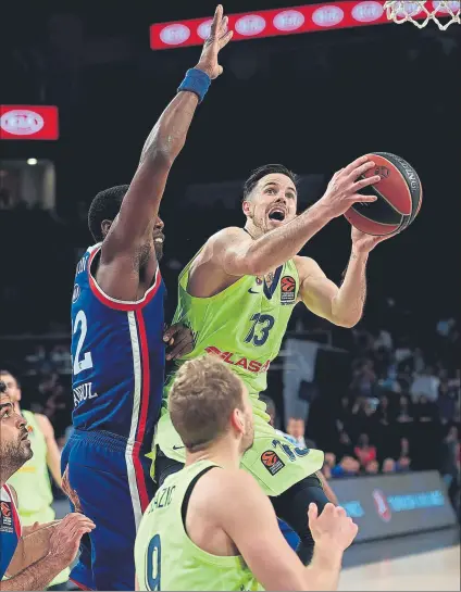  ?? FOTO: EFE ?? Thomas Heurtel, base del Barça Lassa, en acción frente al Anadolu Efes en Estambul en este playoff de cuartos de final