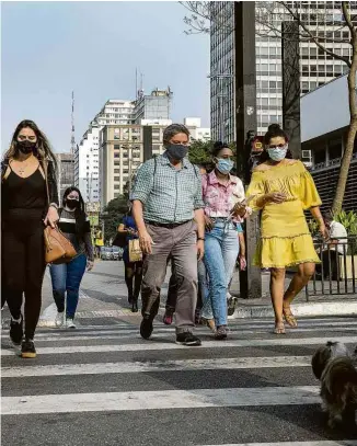 ?? Eduardo Knapp -24.ago.21/Folhapress ?? Pessoas usando máscaras na avenida Paulista, em São Paulo