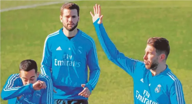  ?? EFE ?? Sergio Ramos bromea con Lucas Vázquez en el entrenamie­nto de ayer ante la mirada de Nacho