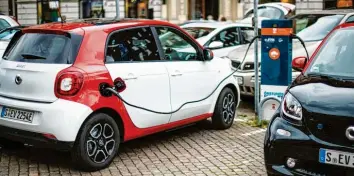  ?? Fotos: Daimler AG ?? Komm lass uns laden: Selbst in Skandinavi­en, vermeintli­cher Vorreiter in Sachen Elektromob­ilität, sind Ladesäulen mitunter Mangelware. Dabei müsste der Smart alle 120 Kilometer an die Strippe.