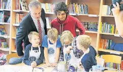  ?? RP-FOTO: YOUNG ?? Minister Johannes Remmel (l.) und Can Mansuroglu schauen den Kindern zu, wie sie Mozzarella machen.