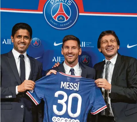  ?? Foto: Francois Mori, dpa ?? Dreifaches Glück: Präsident Nasser Al‰Khelaifi freut sich zusammen mit Lionel Messi und Sportdirek­tor Leonardo Nascimento de Araujo über den Transfer des 34‰jährigen Ar‰ gentiniers. Mit ihm soll endlich der Sieg in der Champions League gelingen.