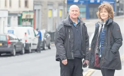  ?? Picture: Paul Reid. ?? Concerned retailers Ray Bruce and Katharine Mclean.