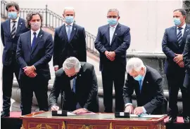  ?? EFE ?? Fernández y Piñera firmaron una serie de acuerdos bilaterale­s.