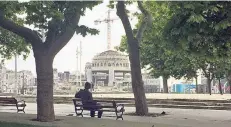 ?? FOTO: DPA ?? Auf dem Taksim-Platz neben dem Gezi-Park wird eine neue Moschee gebaut. Der Park selbst blieb aber bisher unangetast­et.