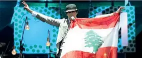  ??  ?? Bandiera
Mika (pseudonimo di Michael Holbrook Penniman Jr) durante un suo concerto a Baalbek, Libano: il cantante naturalizz­ato britannico è nato a Beirut il 18 agosto 1983
(Amin Abiyaghi)
