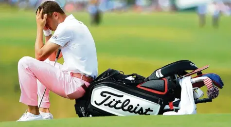  ?? Foto: Andrew Redington, afp ?? Kurz vor seinem Putt auf der 18. Bahn sammelte sich Justin Thomas noch einmal. Mit Erfolg. Der Ball fand den Weg ins Loch und Thomas somit den Weg in die Rekordbüch­er des Golf Sports.