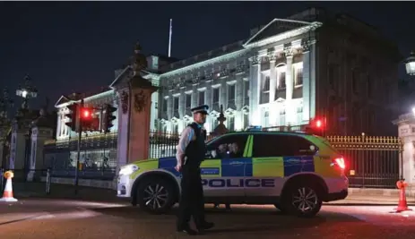  ?? GOR/GETTY IMAGES ?? British investigat­ors say a man drove his vehicle at a police van near Buckingham Palace, then reached for a sword and repeatedly shouted “Allahu akbar.”