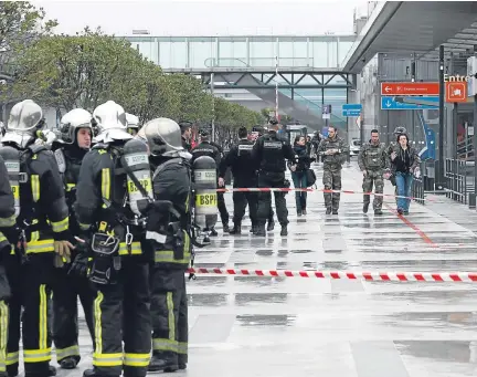  ??  ?? Army, as well as police, units rushed to Orly Airport in the wake of the attack.