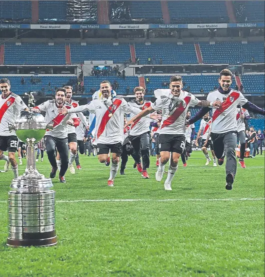  ?? FOTO: GETTY ?? Los jugadores de River Plate corren hacia el trofeo de la Copa Libertador­es que acaban de conquistar en el Santiago Bernabéu tras derrotar a Boca Juniors en la prórroga.