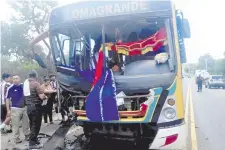  ?? ?? De esta forma quedó el bus que transporta­ba a los menores.