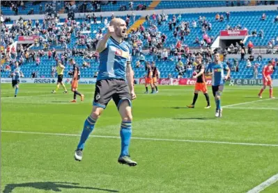  ??  ?? TRIPLE ALEGRÍA. Chechu, ayer, celebra uno de los goles anotados ante el Mestalla.