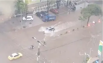  ?? ?? Así se veía anoche el caudaloso raudal formado en el cruce de las avenidas Aviadores del Chaco y Santa Teresa de Asunción, lo que ocasionó dificultad­es en el tránsito de los vehículos.