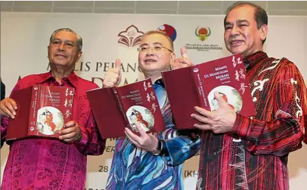  ??  ?? (From left) Tun Ahmad Sarji Abdul Hamid, Dr Wee and Tan Sri Chan Kong Choy officially launching ‘Mimpi Di Mahligai Merah’ at Dewan Bahasa dan Pustaka in Kuala Lumpur. Good read: