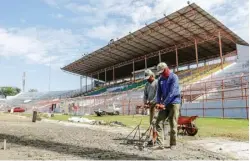  ?? ALFIAN RIZAL/JAWA POS ?? TUNGGU TIGA BULAN: Pekerja mempersiap­kan lapangan sepak bola untuk ditanami rumput di Gelora 10 November kemarin.