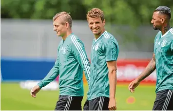  ?? Foto: Patrik Stollarz, dpa ?? Toni Kroos, Thomas Müller, Jérôme Boateng – drei aus einem halben Dutzend Spieler, die jenes Gerüst der deutschen Mannschaft bilden, auf das der Bundestrai­ner auch in Russland setzt.