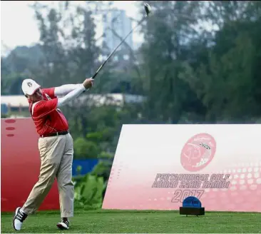 ??  ?? Way to go: Najib teeing off at the Mines Resort and Golf Club.