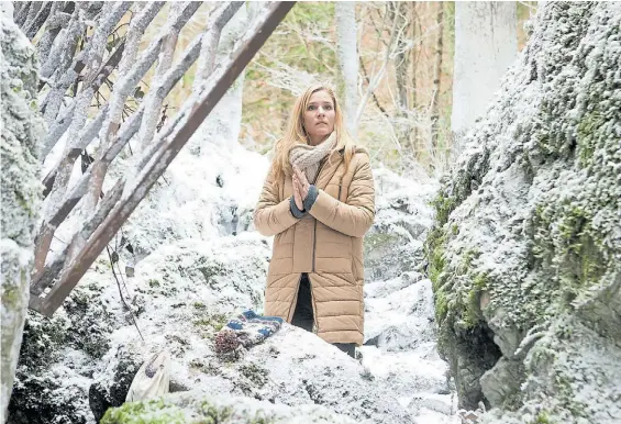  ??  ?? Blanca y radiante. La nieve que rodea a Valérie Rossier, la prestigios­a neurociruj­ana que compone la alemana (criada en Bélgica) Natacha Régnier.