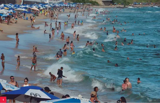  ?? PAULA FRÓES ?? 1 1 Sol e mar A praia da Barra ficou lotada na segunda-feira que seria de carnaval na capital baiana
2 Orla O circuito Barra-Ondina não teve o tradiciona­l desfile de blocos, mas bares e restaurant­es tocaram axé para o público matar a saudade da festa que chega ao seu segundo ano cancelado